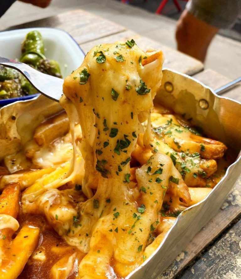 Cane & Grain Creamy Cheesy chips with gravy