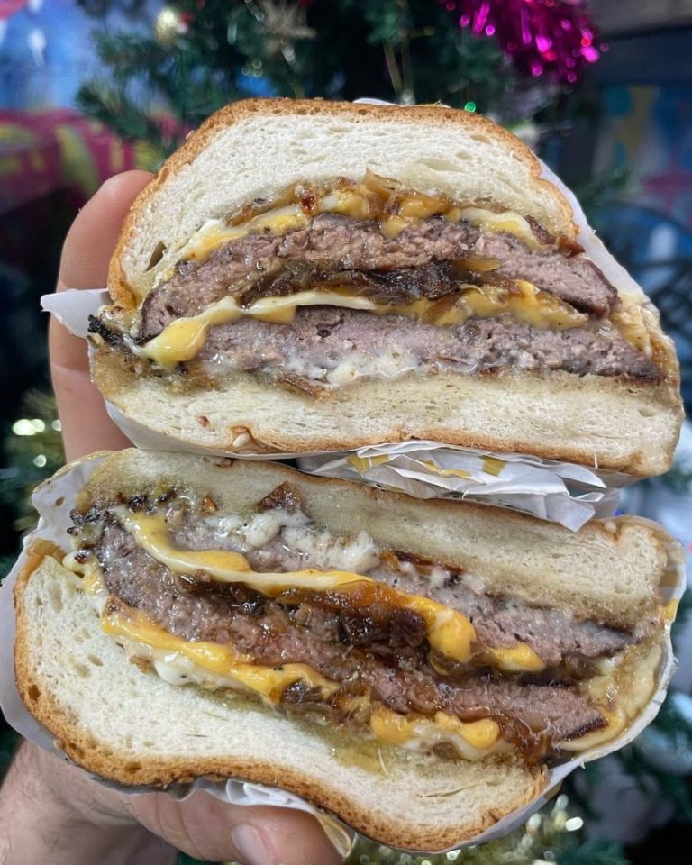 Triple B Juicy meat and Cheese burger 1 768x960